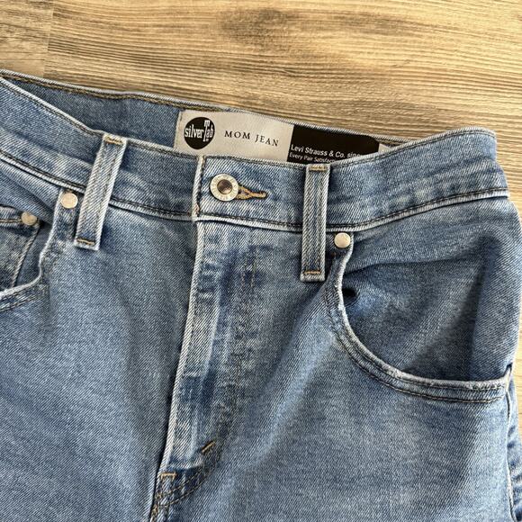 Levi’s SilverTab Mom Jeans Size 26 Medium Blue Wash Distressed - Picture 3 of 6